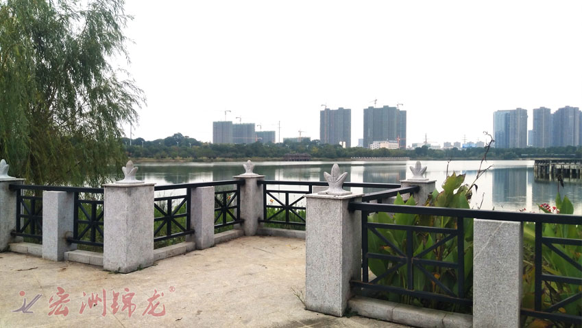 长沙斑马湖公园景观锌钢护栏案例
