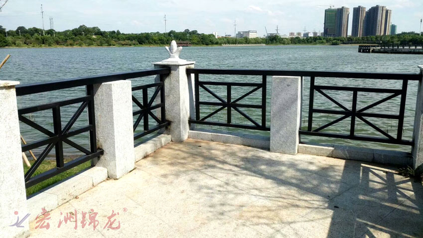 长沙斑马湖公园景观锌钢护栏案例